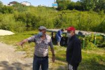 Коммунисты очистили от мусора озеро Лазурное в Октябрьском районе